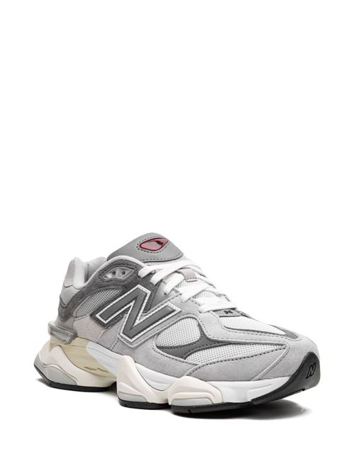 Sneaker 9060 di NEW BALANCE grigia e bianca in pelle scamosciata, caratteristica intersuola ABZORB®, inserti in rete e punta tonda. NEW BALANCE | U9060GRYGREY